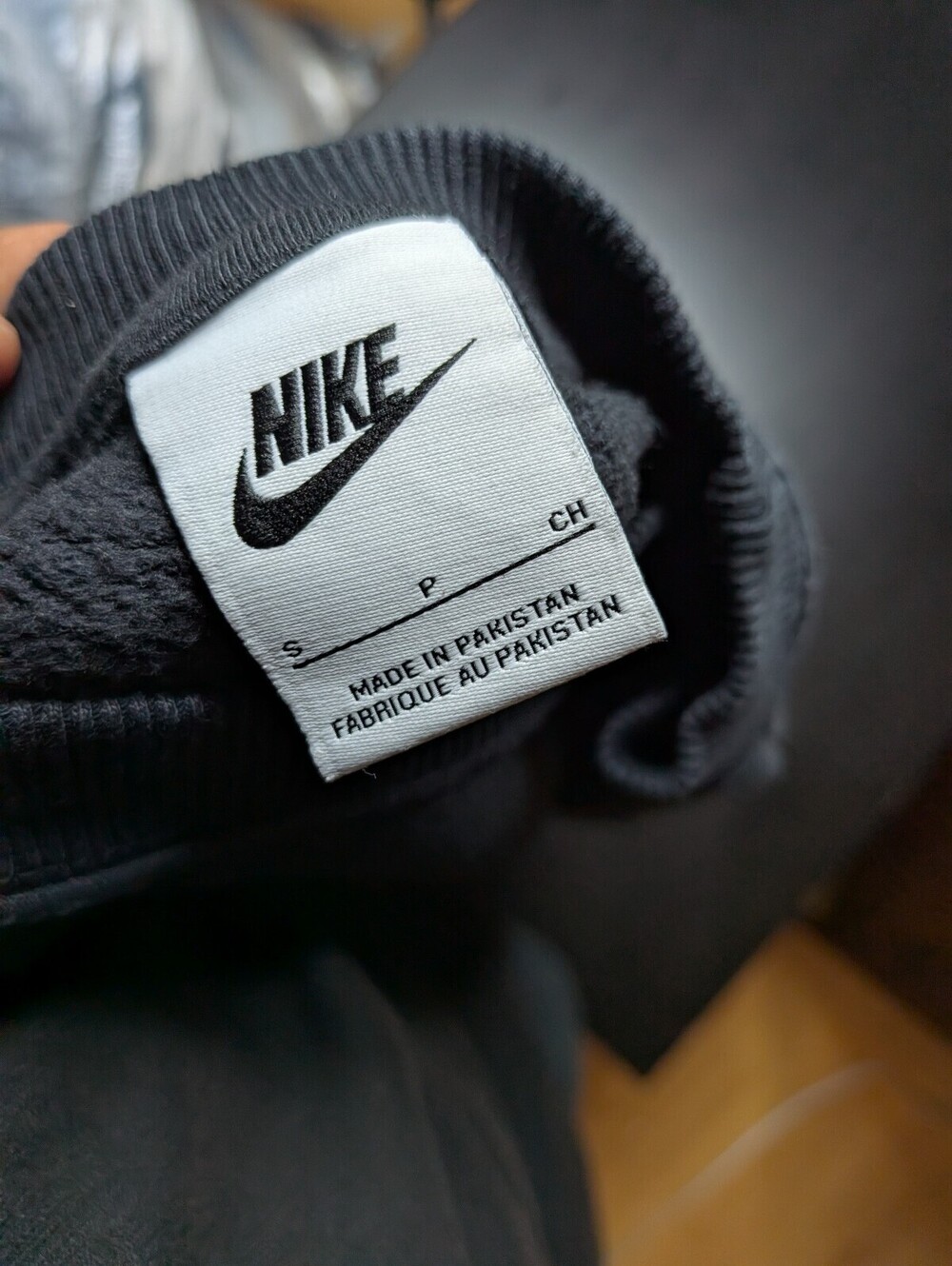 Nike Club Fleece Crewneck Centre Swoosh Logo Check Swoosh Pullover Black Small - Picture 2 of 7